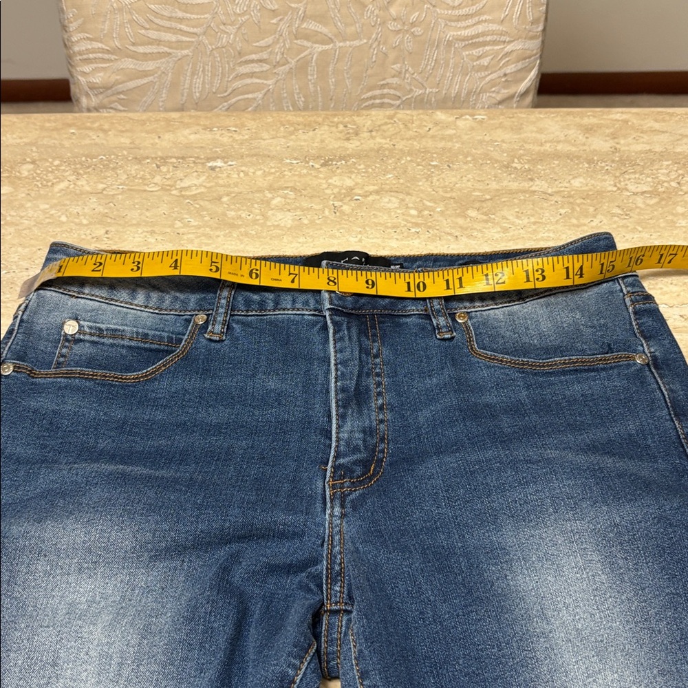 NWOT Tahari, Chloe skinny fit jeans.Excellent Condition. - Picture 5 of 9